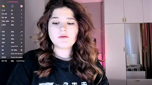 Snapshot of July_Slowdive chatting on February 1, 12:05 pm July Slowdive online show from February 1, 12:05 pm