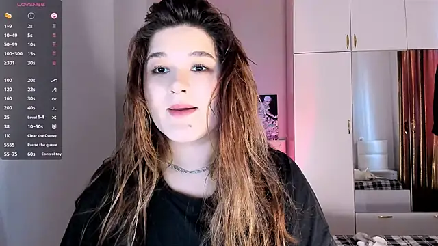 Snapshot of July_Slowdive chatting on February 2, 11:30 am July Slowdive online show from February 2, 11:30 am