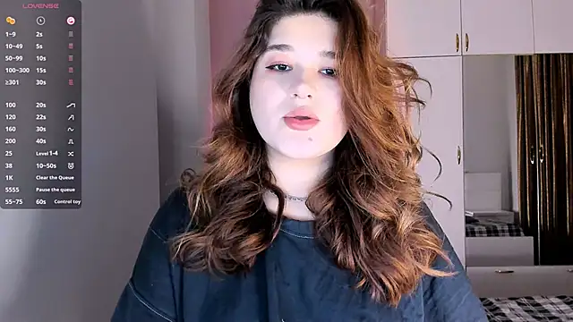 Snapshot of July_Slowdive chatting on February 7, 4:16 am July Slowdive online show from February 7, 4:16 am