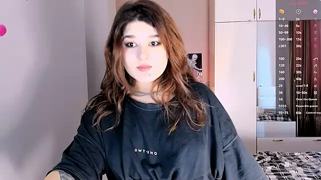 Snapshot of July_Slowdive chatting on February 12, 8:59 am July Slowdive online show from February 12, 8:59 am