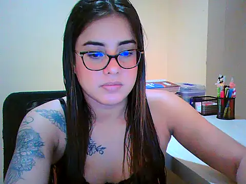 Snapshot of maliamiller chatting on February 25, 12:20 am maliamiller online show from February 25, 12:20 am