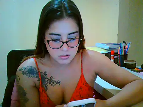 Snapshot of maliamiller chatting on March 10, 1:43 am maliamiller online show from March 10, 1:43 am