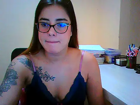 Snapshot of maliamiller chatting on March 28, 9:42 am maliamiller online show from March 28, 9:42 am