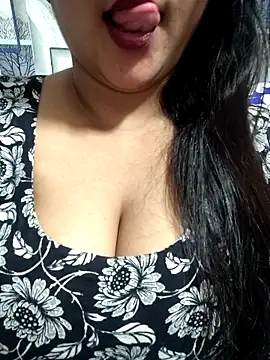Jeenat  online show from February 8, 1:44 pm