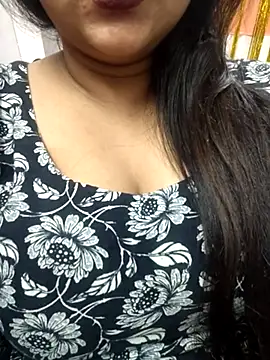 Jeenat  online show from February 19, 8:20 pm