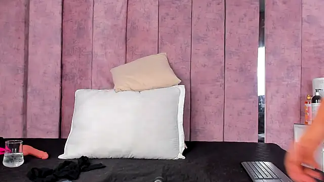 AshlieRoberts online show from December 23, 11:47 am