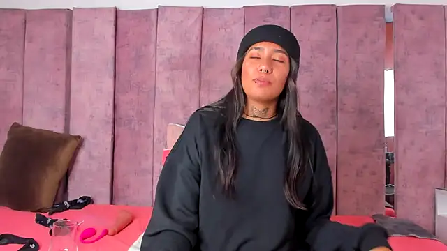 AshlieRoberts online show from January 11, 2:58 pm