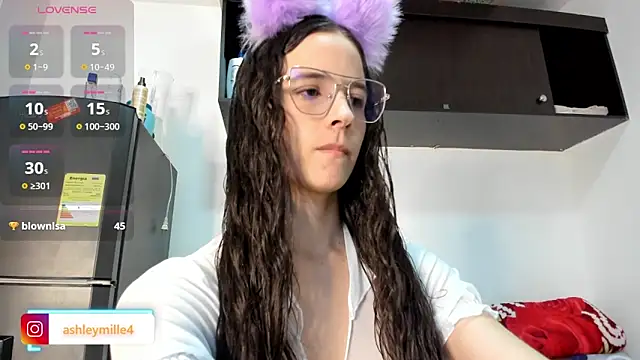 Snapshot of _ashleymiller chatting on December 5, 7:10 pm ashleymiller online show from December 5, 7:10 pm