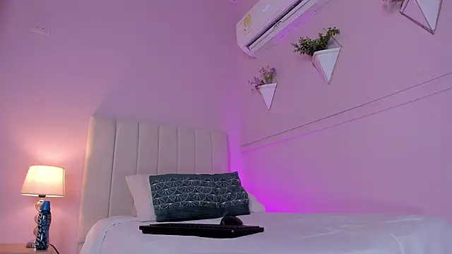 Snapshot of _bianca_18 chatting on February 13, 8:45 pm bianca 18 online show from February 13, 8:45 pm