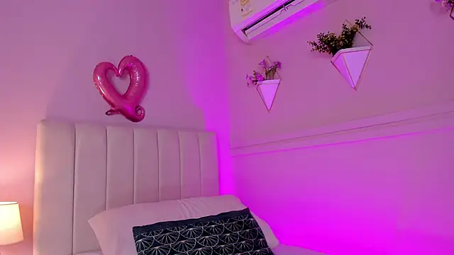 Snapshot of _bianca_18 chatting on February 21, 5:53 pm bianca 18 online show from February 21, 5:53 pm