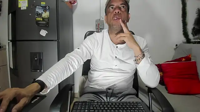 latinmartin73 online show from December 30, 2:31 am