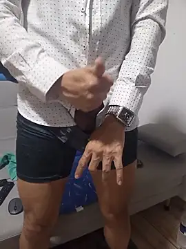 latinmartin73 online show from November 11, 12:43 am