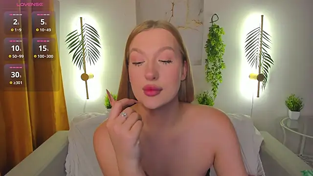 Emma  Leee online show from November 4, 12:43 am