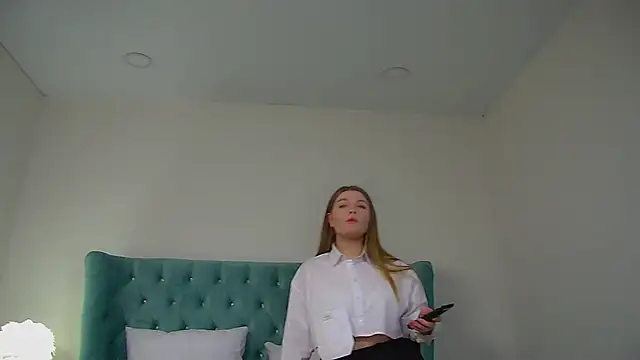 CrystalLyons online show from October 17, 8:06 am