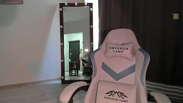 Snapshot of Lana_Younes chatting on October 2, 10:22 am Lana Younes online show from October 2, 10:22 am