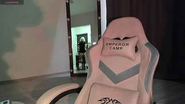 Snapshot of Lana_Younes chatting on November 4, 1:21 pm Lana Younes online show from November 4, 1:21 pm