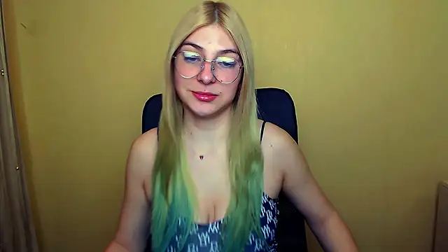 Snapshot of Luna_Lush_ chatting on January 8, 8:27 am Luna Lush online show from January 8, 8:27 am