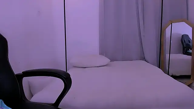 Snapshot of Miiafoxxx chatting on December 18, 4:20 am Miiafoxxx online show from December 18, 4:20 am