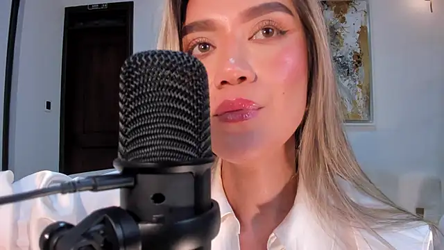 Snapshot of RebeccaHudson chatting on January 22, 9:57 am RebeccaHudson online show from January 22, 9:57 am