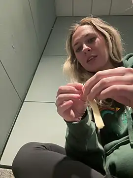 Snapshot of M1ssyk1ssy chatting on January 10, 3:48 pm M1ssyk1ssy online show from January 10, 3:48 pm