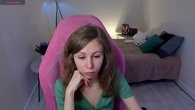 Snapshot of Lill_Mary chatting on February 16, 6:43 am Lill Mary online show from February 16, 6:43 am