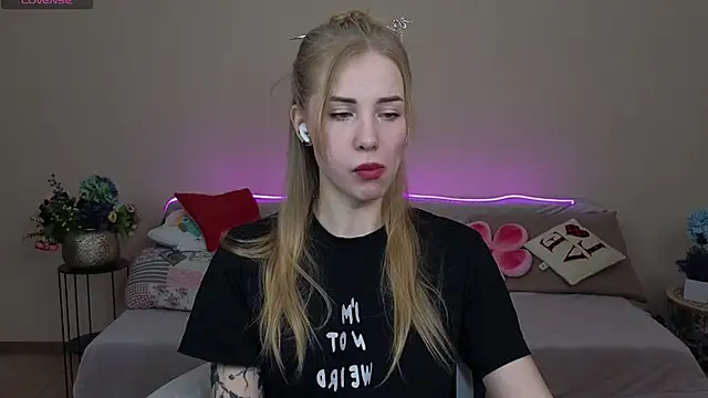 Snapshot of LunaBelli chatting on April 4, 7:11 pm LunaBelli online show from April 4, 7:11 pm