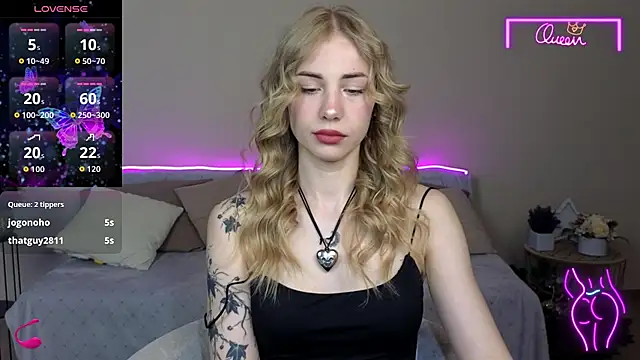 Snapshot of LunaBelli chatting on May 8, 8:19 am LunaBelli online show from May 8, 8:19 am
