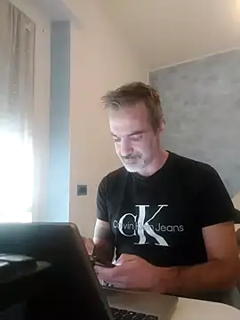 Snapshot of Marcolino183 chatting on March 13, 3:28 pm Marcolino183 online show from March 13, 3:28 pm