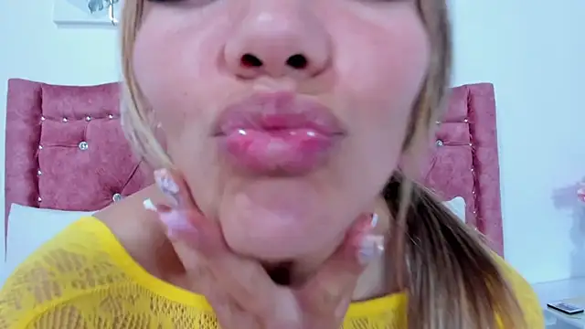 Snapshot of Mia_Malkovaa_ chatting on January 11, 1:22 pm Mia Malkovaa online show from January 11, 1:22 pm