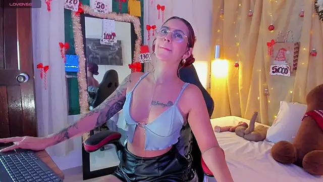 Sophiee Hill online show from December 19, 8:05 pm