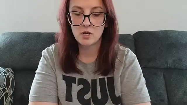 TheBustyHouseWife online show from December 5, 5:31 pm