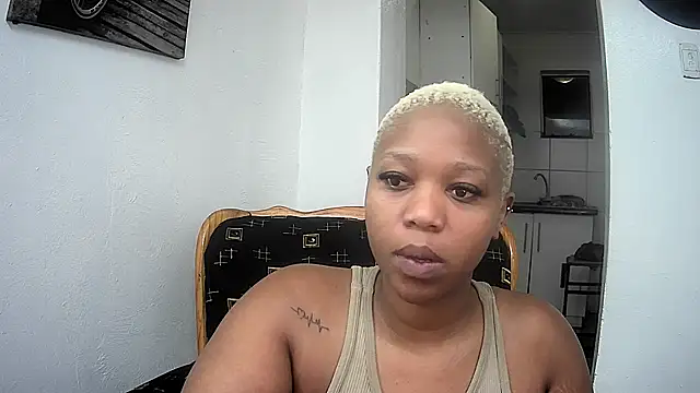 Snapshot of GoldenPussyXOXO chatting on February 24, 9:24 pm GoldenPussyXOXO online show from February 24, 9:24 pm