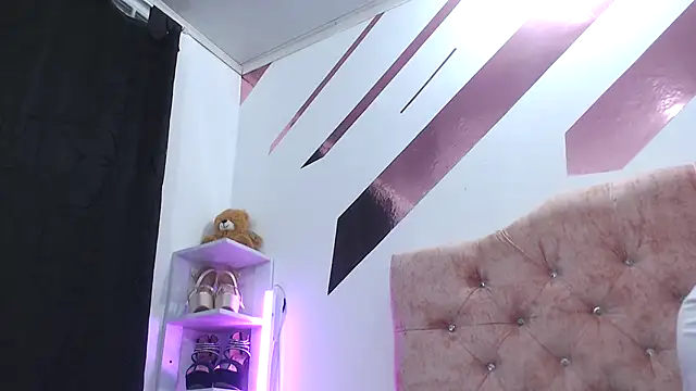 Snapshot of Kitten_Hot_ chatting on October 2, 1:23 am Kitten Hot online show from October 2, 1:23 am