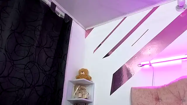 Snapshot of Kitten_Hot_ chatting on October 31, 4:57 am Kitten Hot online show from October 31, 4:57 am