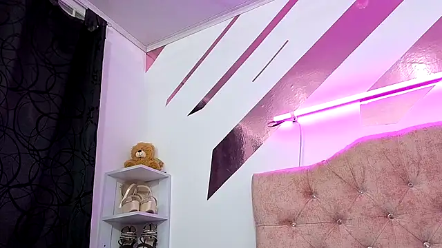 Snapshot of Kitten_Hot_ chatting on November 7, 1:49 am Kitten Hot online show from November 7, 1:49 am