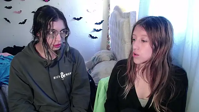 Snapshot of BRIAR_AND_BLAIR chatting on October 16, 6:53 pm BRIAR AND BLAIR online show from October 16, 6:53 pm