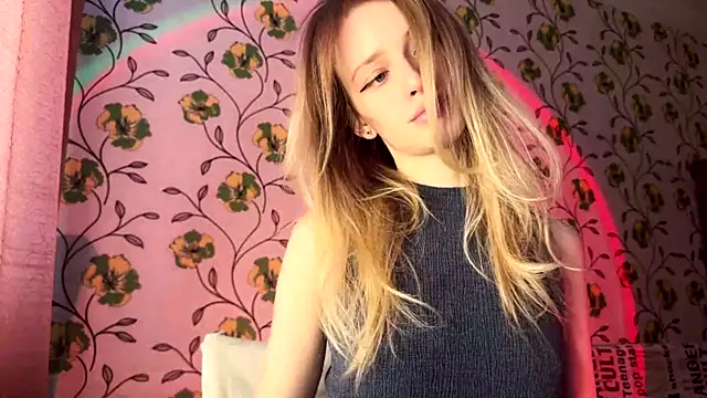 Snapshot of Evvie_Summn1 chatting on February 21, 11:11 am Evvie Summn1 online show from February 21, 11:11 am