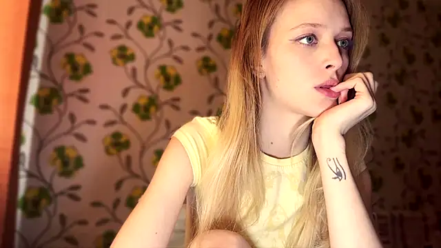 Snapshot of Evvie_Summn1 chatting on February 26, 5:17 am Evvie Summn1 online show from February 26, 5:17 am