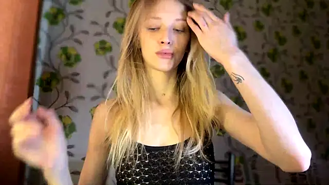 Snapshot of Evvie_Summn1 chatting on March 1, 5:42 am Evvie Summn1 online show from March 1, 5:42 am