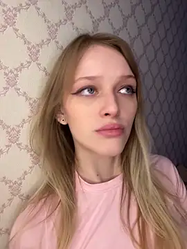 Snapshot of Evvie_Summn1 chatting on April 6, 11:44 am Evvie Summn1 online show from April 6, 11:44 am