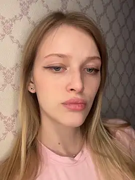 Snapshot of Evvie_Summn1 chatting on April 7, 4:18 pm Evvie Summn1 online show from April 7, 4:18 pm