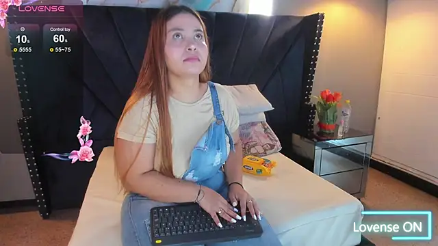 MAHIASMITH13 online show from October 20, 1:11 pm