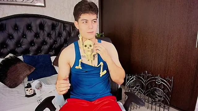 MaxxiCruz online show from October 18, 4:04 am