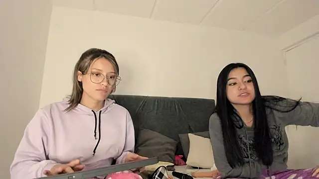 Snapshot of Gabby_and_Alice chatting on December 11, 9:23 pm Gabby and Alice online show from December 11, 9:23 pm