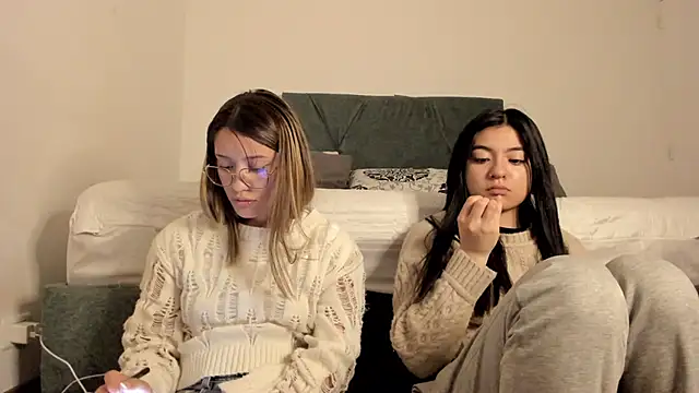 Snapshot of Gabby_and_Alice chatting on December 14, 4:34 am Gabby and Alice online show from December 14, 4:34 am