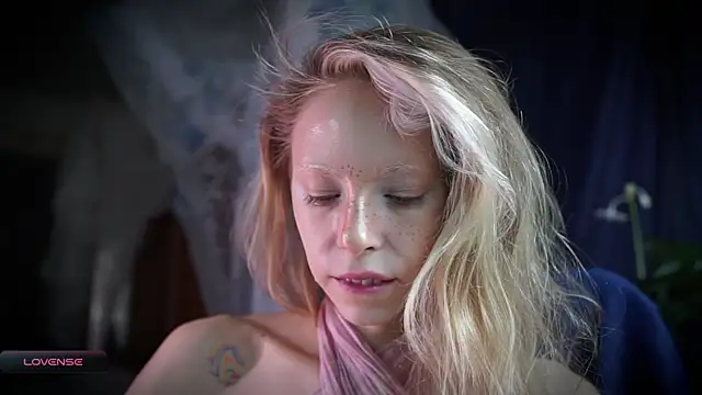 Snapshot of _Phantom_thread_ chatting on October 27, 9:57 am  Phantom thread  online show from October 27, 9:57 am