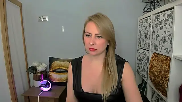 LatoyaRose online show from January 12, 6:06 am