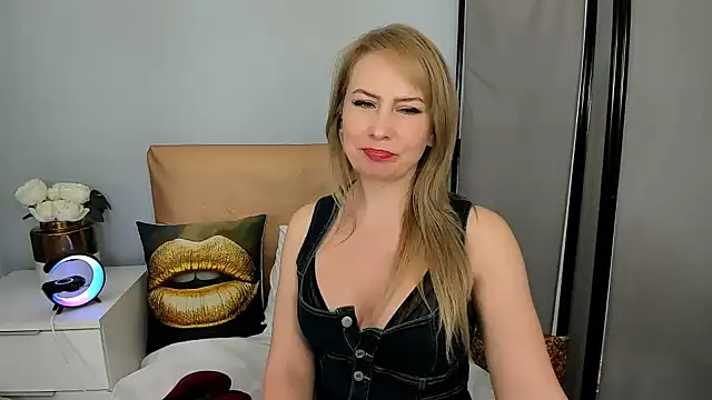 LatoyaRose online show from February 1, 9:00 am