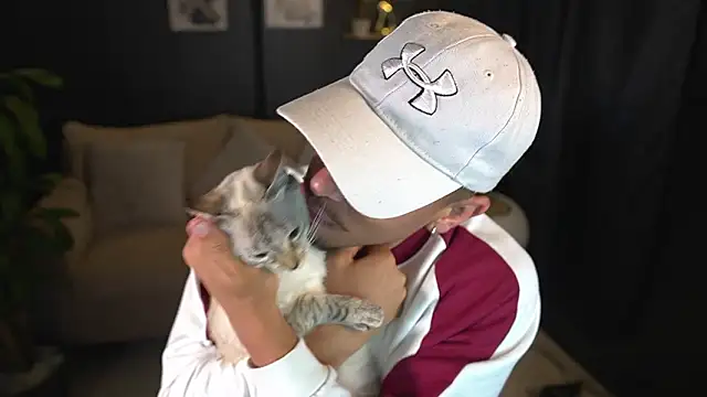 Snapshot of Aaronfox_x chatting on February 19, 12:45 pm Aaronfox x online show from February 19, 12:45 pm