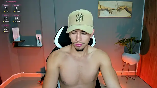 Snapshot of Aaronfox_x chatting on March 23, 9:57 am Aaronfox x online show from March 23, 9:57 am